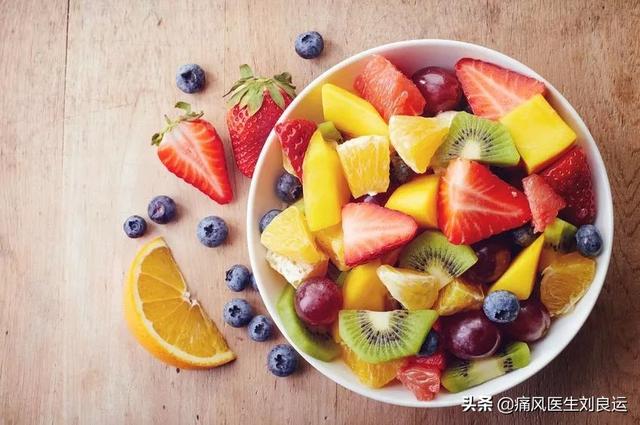 水果不会让尿酸升高，痛风患者可以不限量地吃？医生给您五点建议