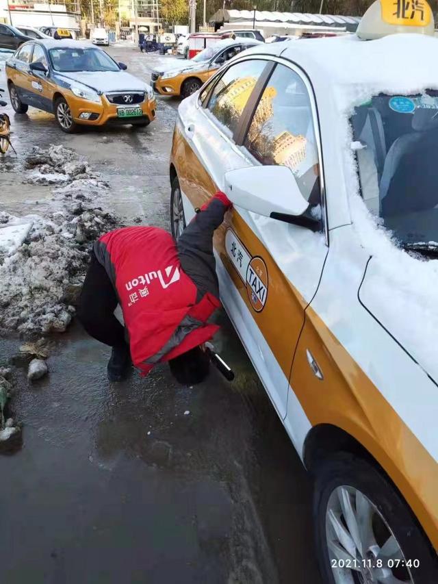 的哥的姐感慨说：换电站铲冰扫雪换电忙