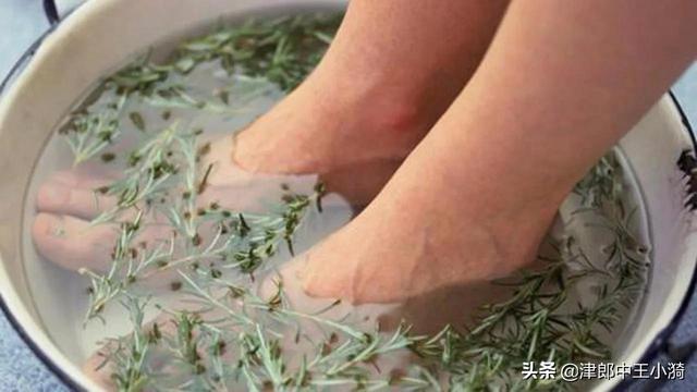 艾叶泡脚暖身，有两种人不适合用