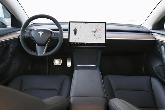 30多万买纯电车，是买特斯拉撑面子还是选择更实用的宝马？