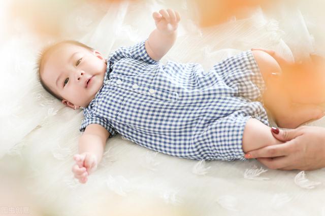 为了让我平安降生，父亲不顾爷爷的叮嘱，捡起了奶奶接生的手艺