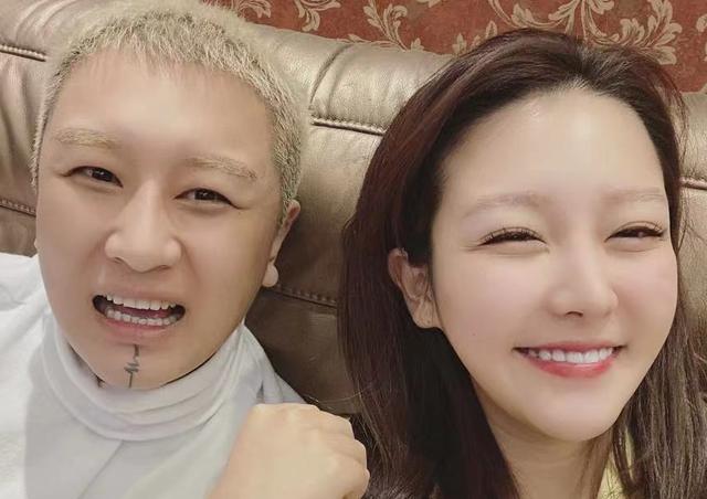 网红老方丈的媳妇小杜凤照片被线下商家滥用直播警告对方