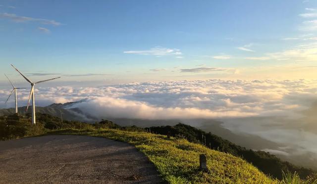 广东云浮罗定风车山仿如仙境震撼秋日的风车山云海如同仙境