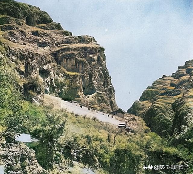 老照片 1942年的山西定襄七岩山 仙風道骨的老道士屹立山巔 Kks資訊網