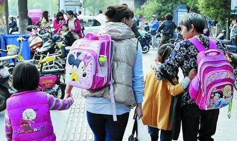 “睡衣妈妈”成学校门口风景线，方便了自己，伤害了孩子自尊心