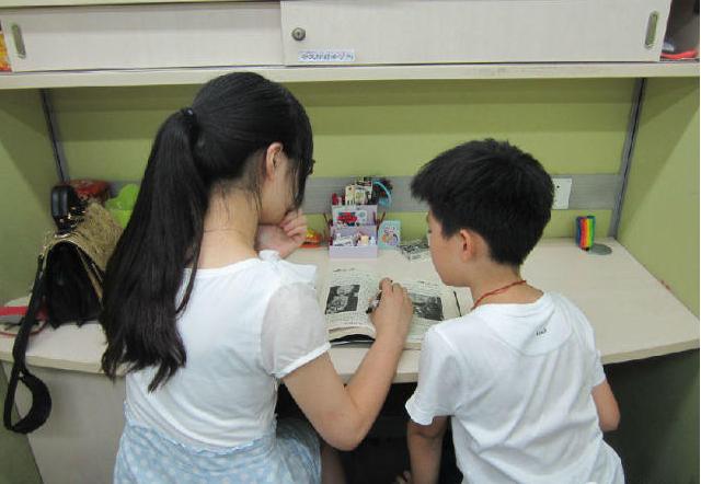 小学课本封面从二胎变成三胎，妈妈也不打扮了，人教社这么回应