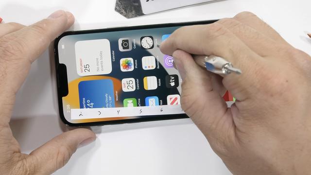 iPhone 13屏幕升级，是否意味着不用贴膜？