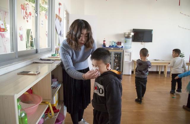 杭州幼儿园老师年薪30万，网友说都这样了老师就别“叫穷”了