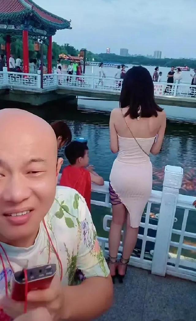 马晓伟偷看美女马晓伟直播的赢利模式就是直播过程中给网红点关注,卖