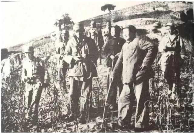 1947年胡宗南部20万大军进攻延安，在此危机时刻，毛泽东：拿烟来