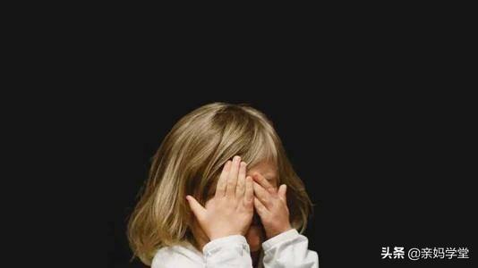 孩子哭泣是自我释放的过程，允许孩子哭，是为人父母最好的温柔