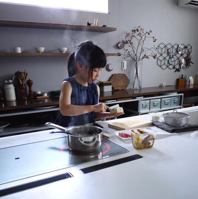 日本妈妈晒厨房里的女儿：小小年纪就在厨房忙碌，真的是可爱极了