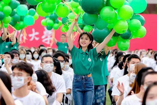 中国传媒大学校花冯琳，再次成为领诵员，这一次身份有点不一样