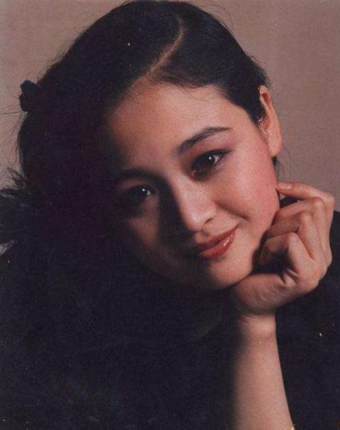 演员伍宇娟:“最美袁紫衣”伍宇娟：前男友跳楼后，她做了20年单亲妈妈