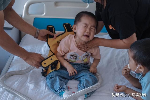 这样的孩子一般活不过2岁，但她却用稚嫩的肩膀顽强抗争着