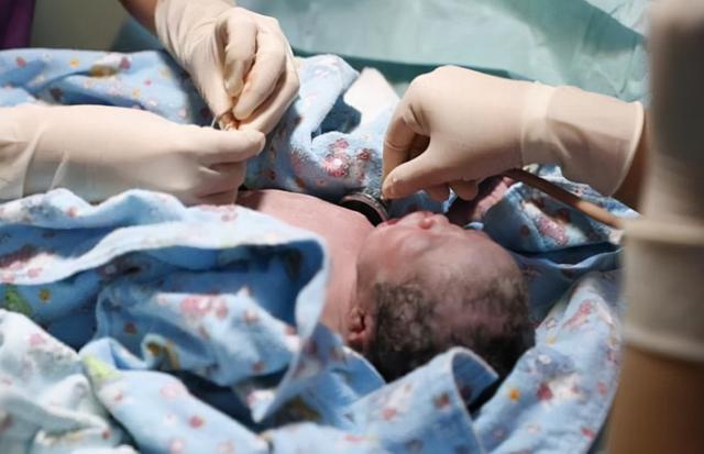 “踩生”并非迷信说法？第一个抱孩子的人，确实很关键