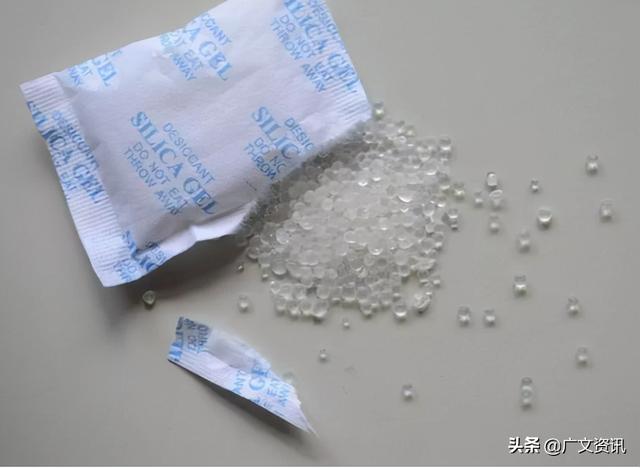 家长要小心！8岁男孩玩干燥剂，导致眼球溶解失明