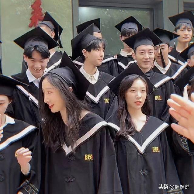 毕业照站位:王俊凯大学毕业照来了！打扮帅气，在站位方面，同班同学很够意思