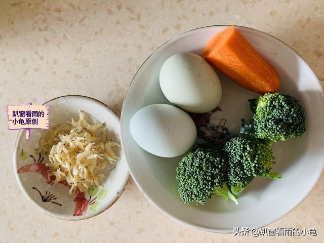 孩子长身体，早餐别将就，鸡蛋蔬菜巧搭配，一蒸一煎，营养又解馋