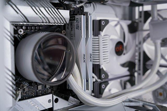 高顏值雪武戰姬純白主題，i7 11700K配RTX3070水冷主機方案