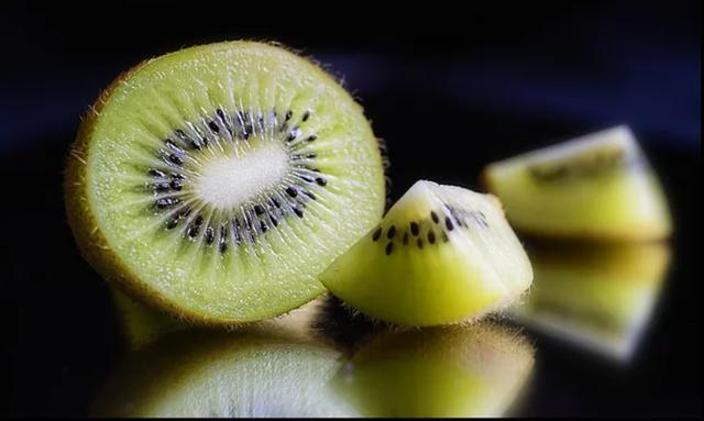猕猴桃有助改善免疫，防便秘，哪种颜色营养更好？