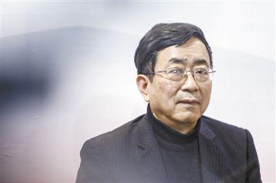 马兰余秋雨:小余秋雨16岁的马兰，为何宁愿背负小三的骂名，也要嫁余秋雨