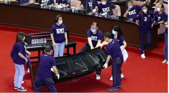 被泼水后苏贞昌发言台被掀翻 蓝委 以蔡英文之矛攻民进党之盾 新闻红