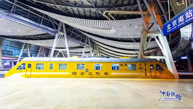 这趟火车只有一节车厢，带卧铺！还配5个司机！