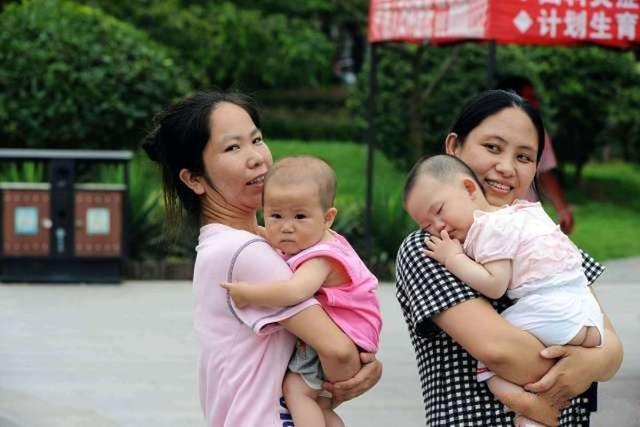 45岁奶奶和45岁妈妈，同样都是带娃，俩孩子差距不是一般的大