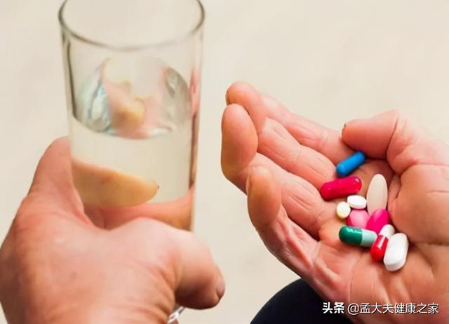 除了吃头孢不能喝酒，还有5种药吃完也不能喝酒，告诉你的酒友