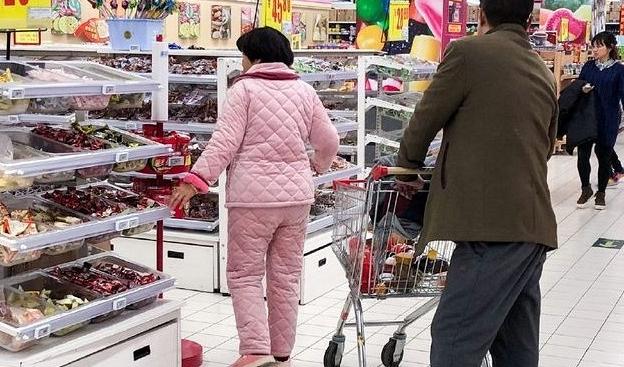 “睡衣妈妈”成学校门口风景线，方便了自己，伤害了孩子自尊心