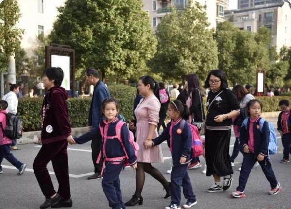 学生姓“伍”，老师上课从来没点过他的名字，因为老师不敢叫