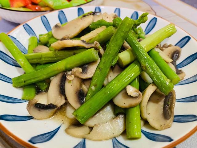 午餐，给孩子准备了3菜1汤，晒到朋友圈，大家说：妈妈真用心