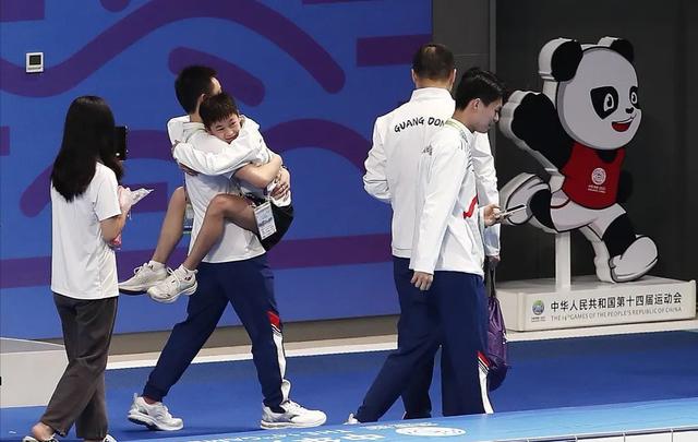 夺冠成名后，爱笑的杨倩、全红婵、张家齐，怎么就笑不出来了？