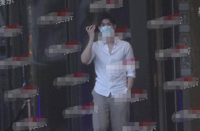 李治廷女友:李治廷与混血女友罕同框，深情对望好甜蜜，女方浓妆艳抹身形曼妙
