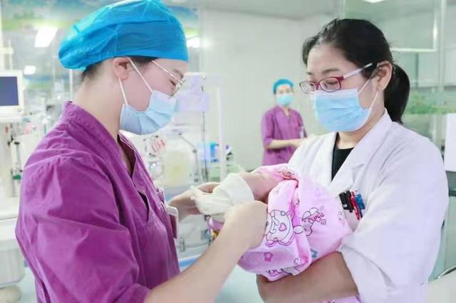 25周早产宝宝有位“责任妈妈”，一本日记记录宝宝“闯关”成长点滴