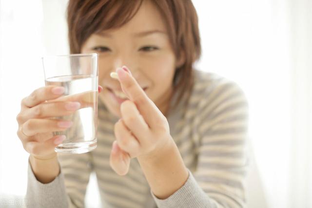 当身体缺水的迹象是什么？每天补充多少水是合适的？