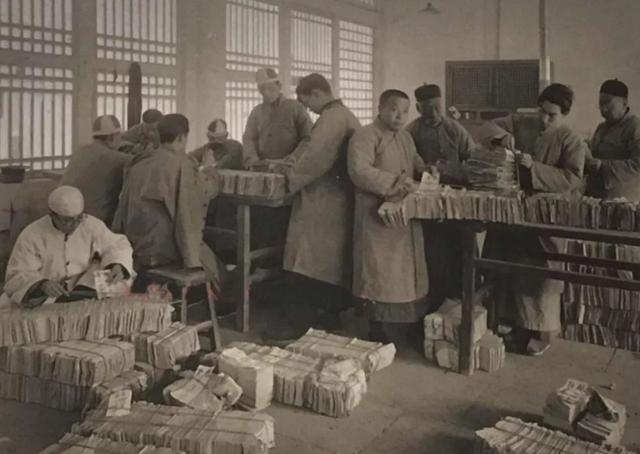 1981年，他躲入深山“登基”，发展了55名佳丽，其中还有村镇干部