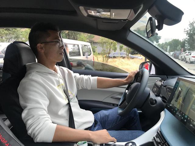 快电：行驶在新能源时代的网约车司机