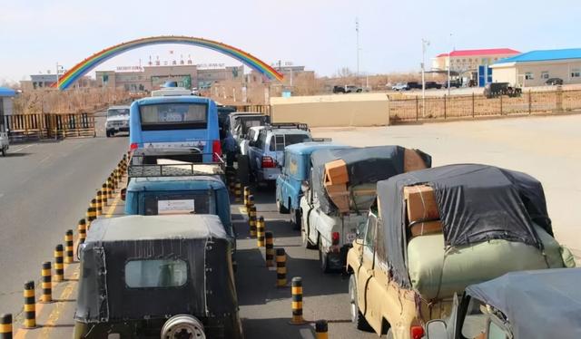 蒙古国举国还债,民众捐黄金马匹,来中国排队购物后,事情又有进展