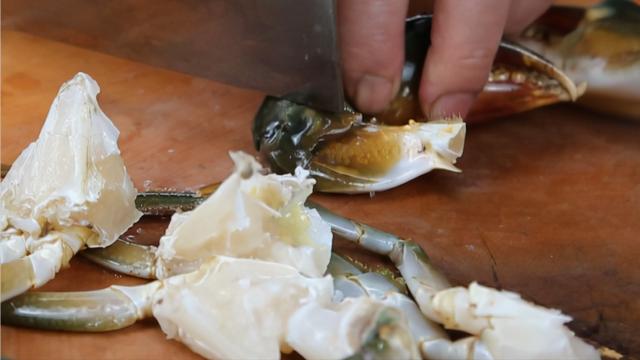 螃蟹怎么杀步骤（杀螃蟹的正确方法）