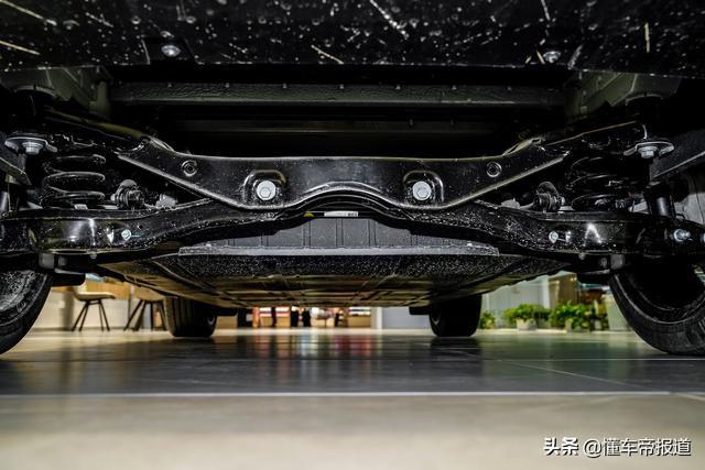 新车｜开车像开星际战舰？爱驰U6静态解析：挡把新颖 或售20万以上
