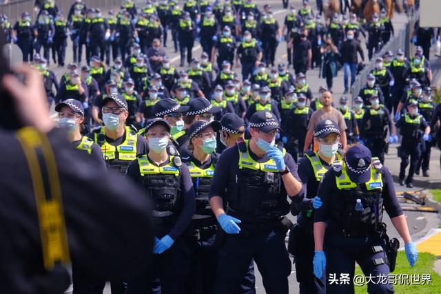 澳大利亚乱了！警察被抗议者撞倒在地并被踩踏，已抓数百人