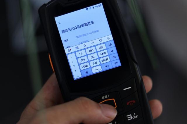 功能機？還能聊微信刷抖音！不怕摔不怕水的AGM M7有點猛