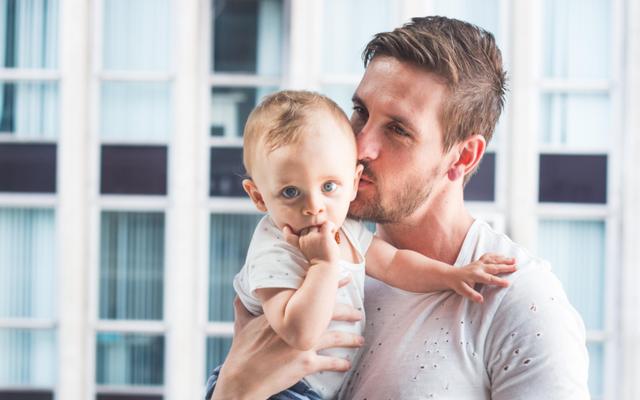 父亲发愁女儿长得太像自己，用视频记录，网友：妈妈已尽力