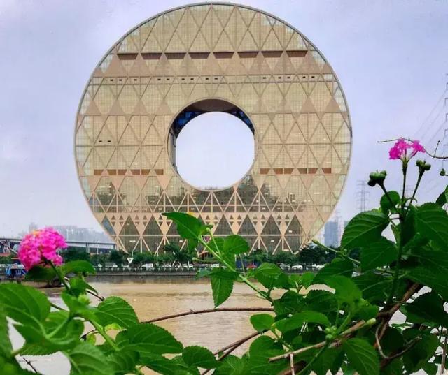 花10亿元打造的广州圆，与珠江水倒影成8，为广州又一标志建筑