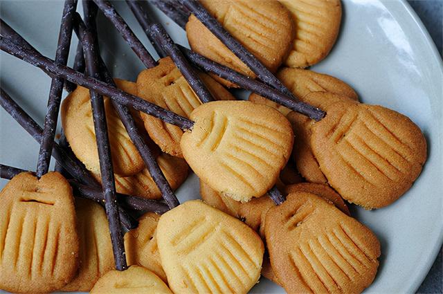 万圣节，给孩子烤盘“扫帚”应应景！酥得掉渣的配方，出炉秒光