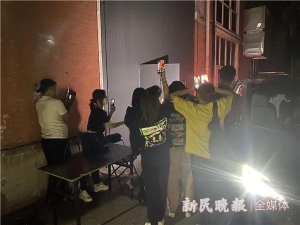 現場直擊！上海一攝影棚外，年輕男女這樣追星！有人趁機做起了生意