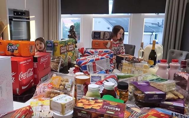 英国夫妻生娃“上瘾”，31年生22个孩子，他们是如何养活家庭的？