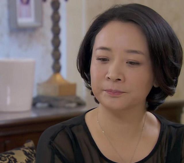 陈小艺母亲:52岁陈小艺“出轨门”后罕曝光，登央视身材发福差点认不出？